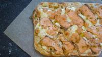 Римская пицца с семгой и креветками