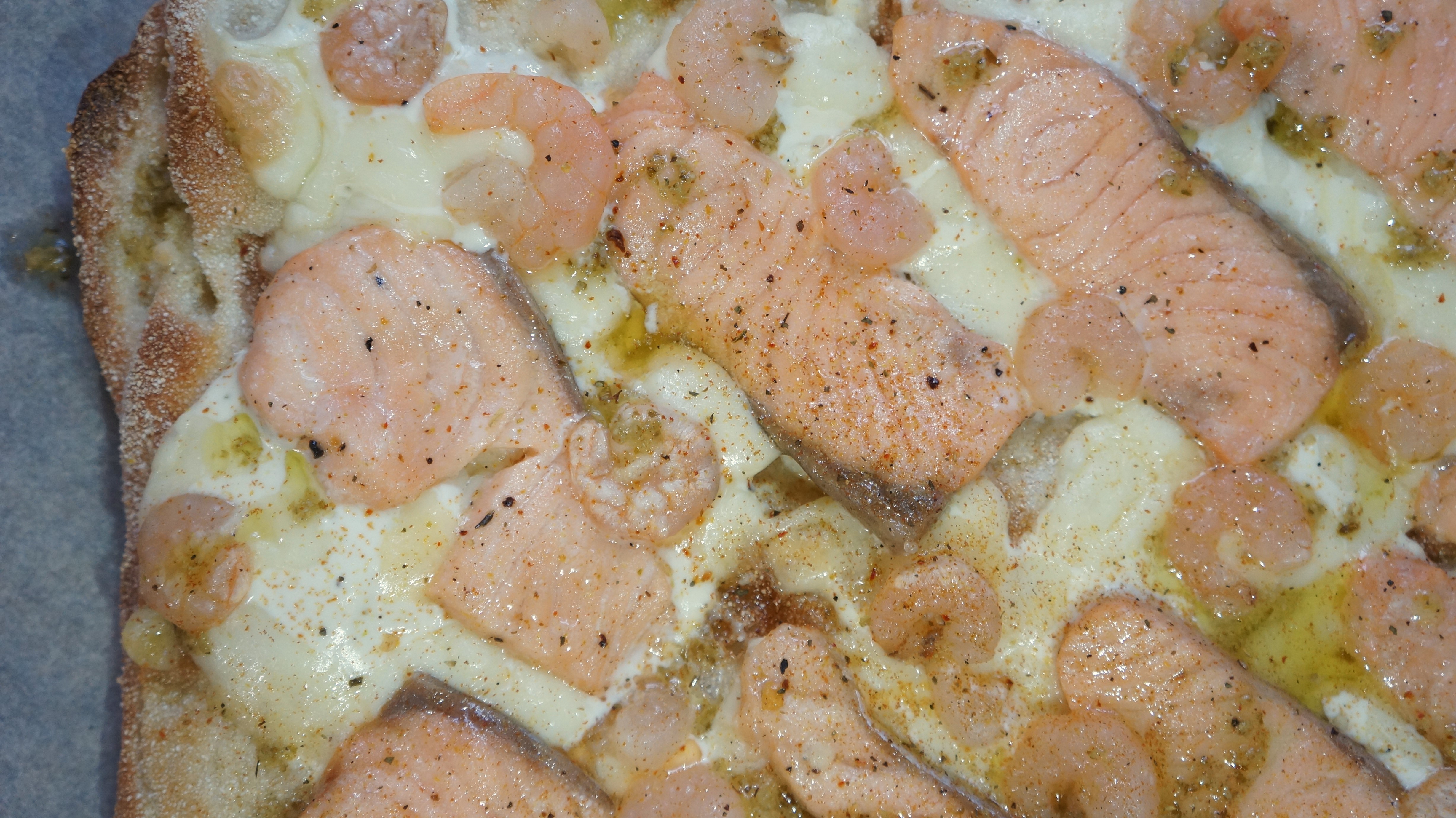 Римская пицца с семгой и креветками