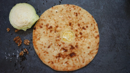 Кабускаджин с капустой и грецким орехом