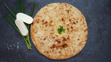 Осетинский пирог с зеленый луком и сыром