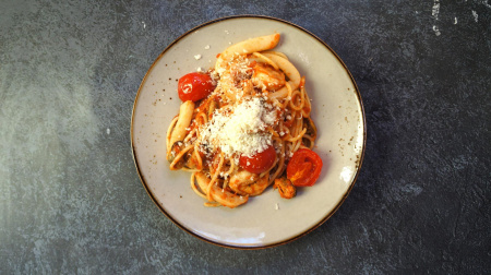 Паста с томатами и морепродуктами