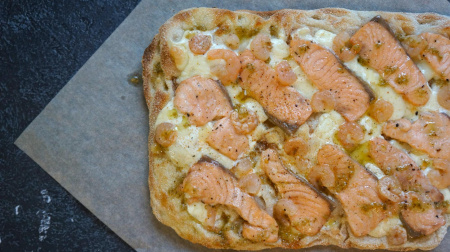 Римская пицца с семгой и креветками